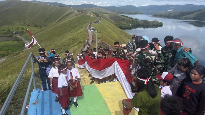 TNI-Polri dan Pelajar Memperpanjang Bendera Merah Putih 1.000 Meter di Bukit Tunggu Wiri