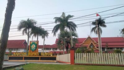 Bendera Indonesia Terbalik Berkibar Viral di Kantor Bupati Bungo, Jambi