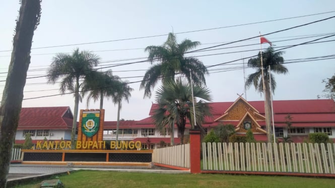 Bendera Indonesia Terbalik Berkibar Viral di Kantor Bupati Bungo, Jambi