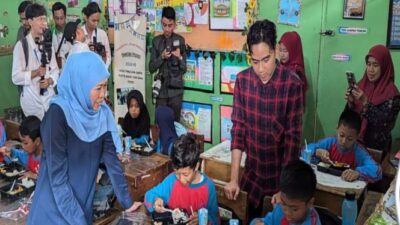 Gibran Hadiri Acara Uji Coba Makan Bergizi Gratis di Surabaya, Diklaim Membantu Khofifah-Emil