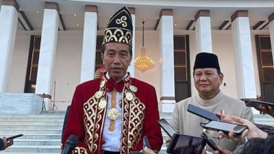 Jokowi Memakai Busana Adat Banjar dalam Upacara Penurunan Bendera Merah Putih di Istana IKN yang Disiapkan oleh Setneg