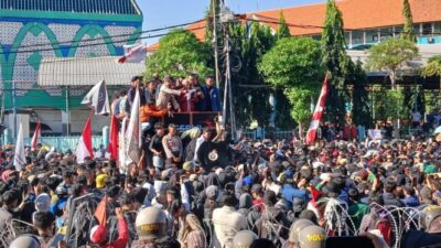 Gelombang Mahasiswa Menyuarakan Protes di Depan Gedung DPRD Jatim untuk Kawal Putusan MK