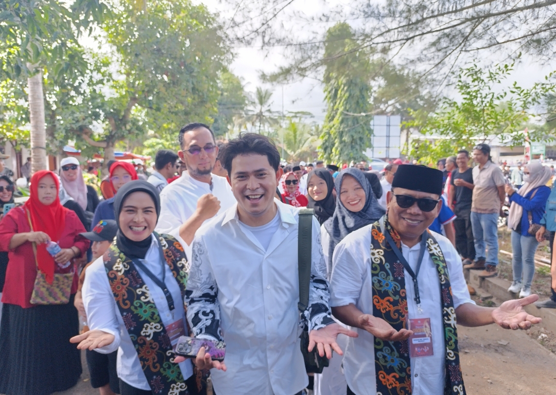 Cakra Khan Mendampingi Pasangan Citra-Ino Menuju KPU Pangandaran