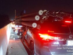 Kapolres Boyolali Terluka Setelah Mobilnya Remuk Menabrak Truk yang Membawa Tiang Listrik di Batang