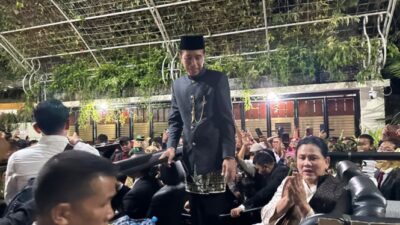 Warga Berduyun-duyun, Jokowi Sampai di Rumah Solo Setelah 3 Jam Lebih