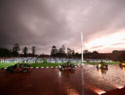 Prabowo Subianto Leads Cabinet Generals in March Through the Rain: “If the Soldiers Are Wet, the Leaders Must Be Wet Too”