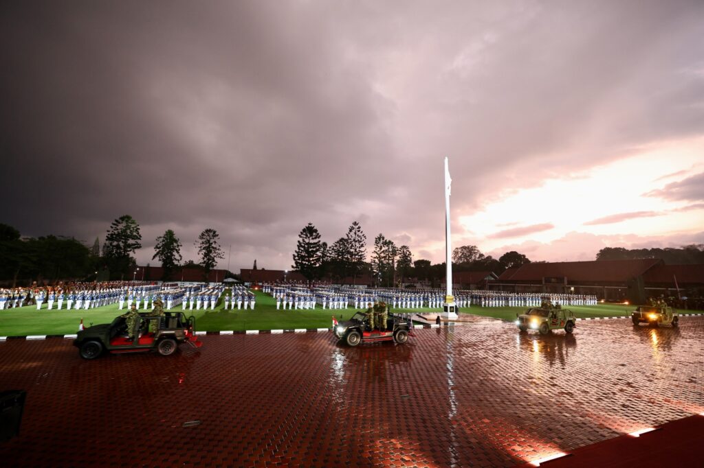 Prabowo Subianto Leads Cabinet Generals in March Through the Rain: “If the Soldiers Are Wet, the Leaders Must Be Wet Too”