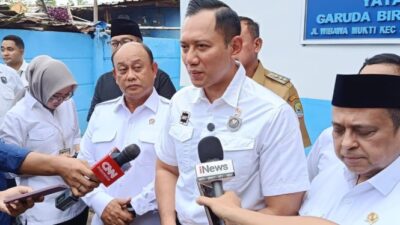 Menko AHY Serahkan 140 Sertifikat Tanah di Kampung Kelahiran SBY