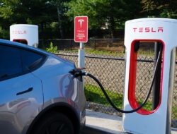 Tesla Mengembangkan Pintu yang Lebih Mudah Digunakan dalam Situasi Darurat